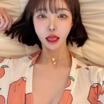 복숭아 잠옷 입고 침대에 누운 겨우디 가슴골