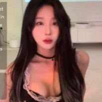 메이드복 입고 엉덩이로 가까이 다가오는 한갱 가슴골