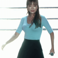 인사하면서 가슴 보여주는 홍진영