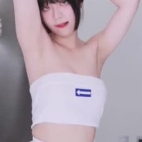 쵸단 흰색 튜브탑 겨드랑이