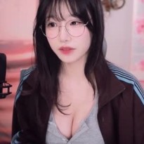 단추가 많이 풀린 가슴골 수련수련