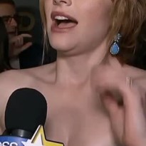 인터뷰 하는 브라이스 댈러스 하워드 가슴골 노출 시상식 드레스