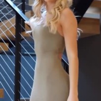 드레스 입은 서양 금발 처자 굴곡진 몸매 뒤태