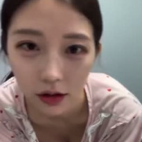 헐렁한 잠옷입고 숙여서 보여주는 가슴골