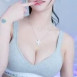 위아래로 회색 CK 입은 빛베리