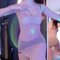 마젠타 시스루 출렁이는 가슴