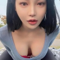 혀 내미는 모델 이아이