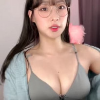 안경 쓴 명아츄 가슴골