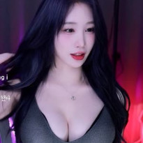 유독 가슴이 더 커보이는 한갱