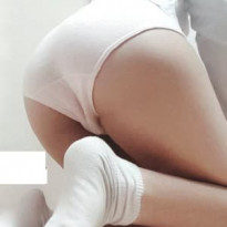 흰 양말 신은 처자 뒤에서 보이는 도끼