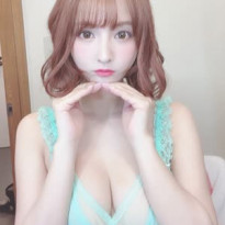 팬티 잘 보이게 올려주는 미카미 유아