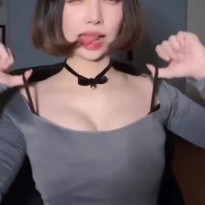 브라끈 튕기고 춤추는 단발녀