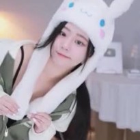 토끼 머리띠한 쵸단 가슴골