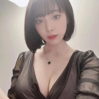 목걸이 자랑하는 강인경 gif