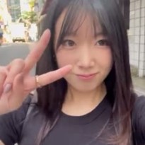 브이해주는 일본 처자 유토리 밀착 블랙티 가슴 라인