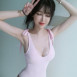 핑크 모노키니 봉긋한 가슴골