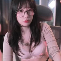 정지 풀린 마젠타 안경쓴 찐따미