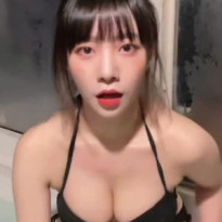 음지여왕 배라소니 욕조에서 비키니 입고 방송
