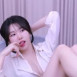 흰 셔츠를 많이 풀어놓은 BJ 유치