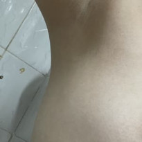 겨드랑이 부터 시작하는 봉긋한 밑가슴