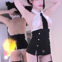 유디 코카인 사이드붑 홀터넥 가슴 노출
