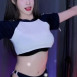 부루마 한갱 귀여워서 미안해 크롭티 밑으로 보이는 블랙 브라
