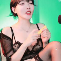 최근 화끈하게 입고 시청자수 늘어난 여캠 윤개굴이