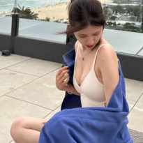 부산에서 수영복 가슴골 노출 배우 김지은