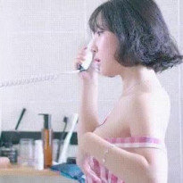 어깨끈이 내려온 강인경 가슴골