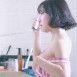 어깨끈이 내려온 강인경 가슴골