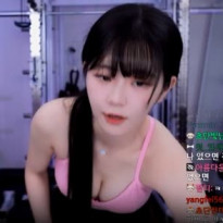 쵸단 핑크 스포츠 브라 숙이는 가슴골