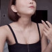목 안쪽 근육을 훈련하는 어느 배우