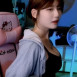 자기 밑가슴 때려서 흔들어주기