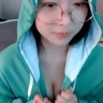귀여운 잠옷 열어 가슴골 보여주는 박하악
