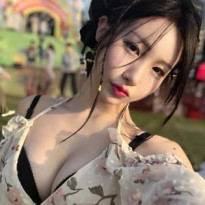 워터밤에서 비키니 가슴골 노출 아라