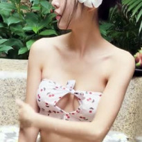 레이싱 모델 김가온 체리 비키니 구멍 뚫린 가슴골