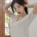 머리 묶는 신재은 흰티 돌핀팬츠
