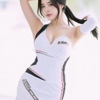 레이싱 모델 홍지은 원오프솔더 민소매 가슴골
