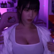배라소니 몸매 자랑 앞으로 숙여서 보여주는 가슴골