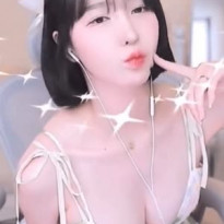 묵직한 가슴골 겨우 버티는 꽃무늬 원피스 끈 겨우디