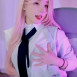 자기 가슴을 움켜쥐는 마젠타