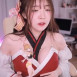 코스프레한 모모리나 손으로 들어 올려주는 큰 가슴