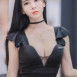 블랙이 잘 어울리는 레이싱 모델 김라영 가슴골