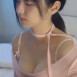 기타 치고 노래하는 쵸단 가슴골