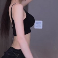 머리카락 잡고 있는 핫팬츠 누나 엉덩이 뒤태
