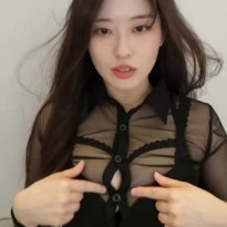 검은 시스루 단추가 터지기 직전 상태인 소람잉