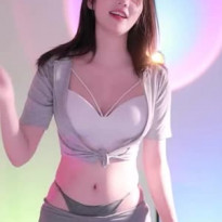 섹시 어필하는 마젠타 의상