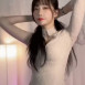 안경 벗는 마젠타 밀착 원피스 몸매