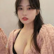 양쪽 팔꿈치가 안닿는 검은 레이스 브라 소람잉