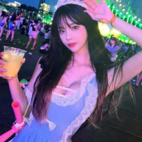 걸그룹 연습생 출신 추단비 워터밤 하늘색 메이드복 가슴골